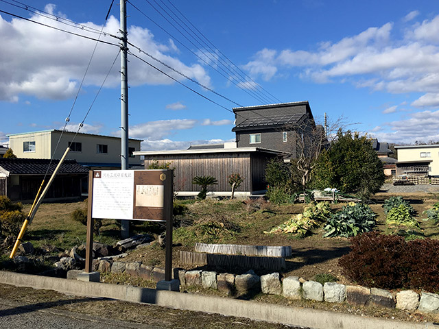 河毛三河守屋敷跡は畑の中にある