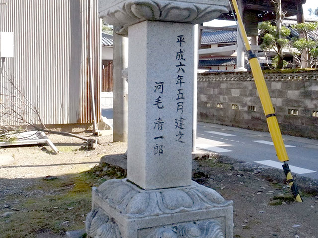 神社の灯篭にも河毛