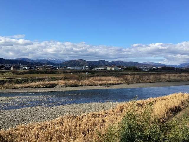 河毛のすぐそばを流れている高時川