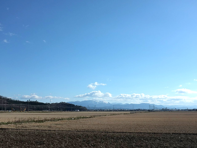 河毛の集落の南側に広大な田んぼがある