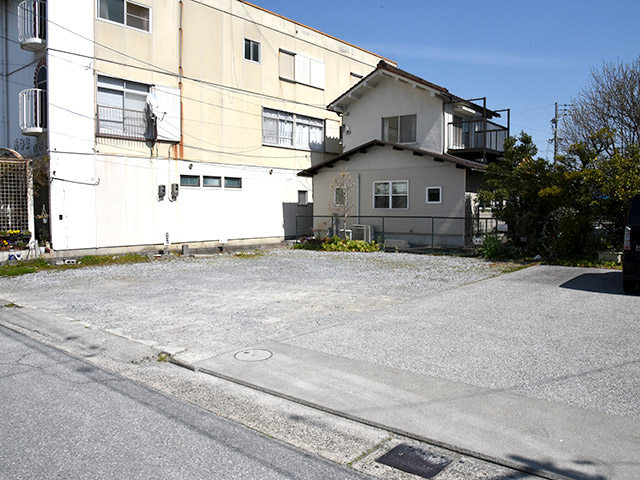 成駒家さんの駐車場はお店の向かい側にある