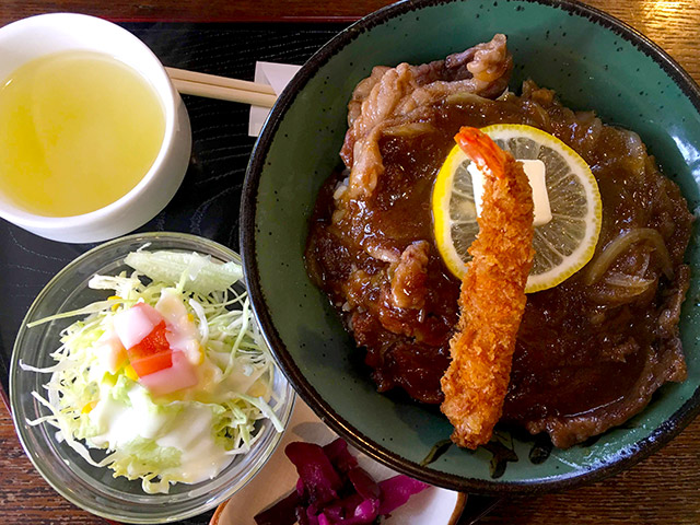 フランスのステーキ丼はスープとサラダとお漬物がついてくる