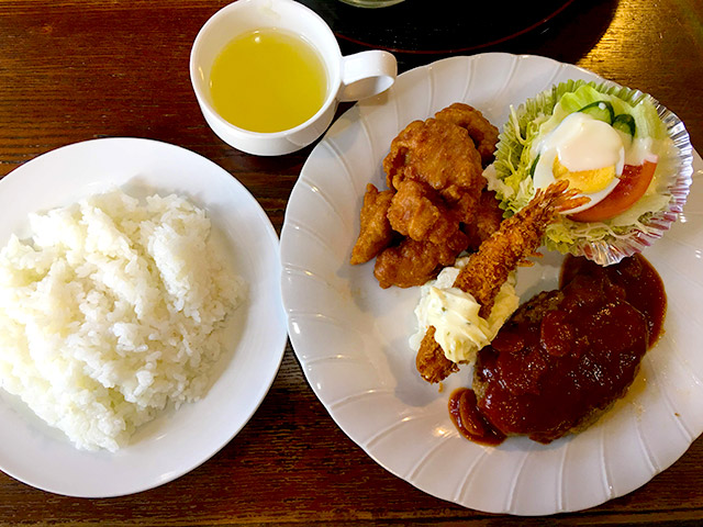 エビフライとハンバーグのマッシュルームソースがけとチキンのからあげ