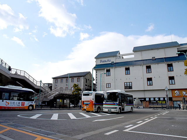 長浜駅のバス停からバスに乗って八幡泉町へいく