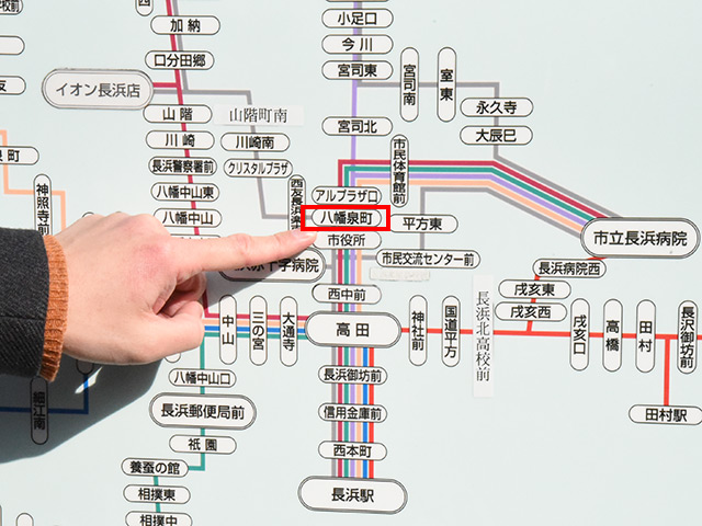 八幡泉町のバス停を目指して