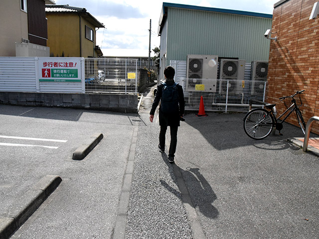 路地が蛇行し、水道管が埋設されているので、昔は小川だったのかもしれません。