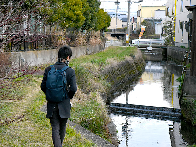 川沿いの道なき道を歩き