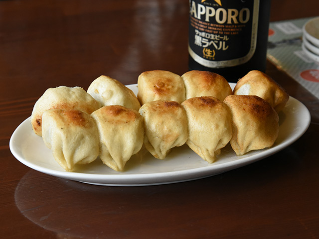 茶しんのホワイト餃子とサッポロビール