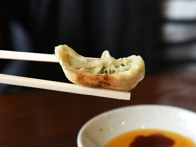 茶しんのホワイト餃子を食べる