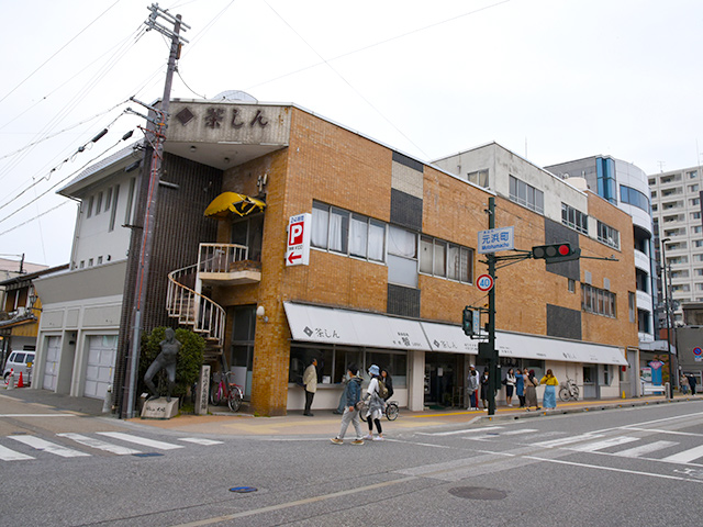 長浜駅前通りの茶しん