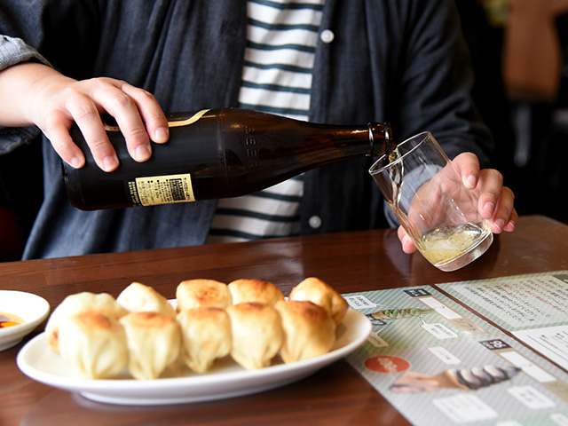 茶しんでホワイト餃子とビールの組み合わせが最高！