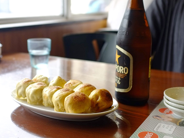 茶しんのホワイト餃子とサッポロビール