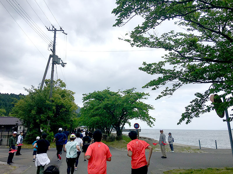 大浦の集落内をマラソンで走る