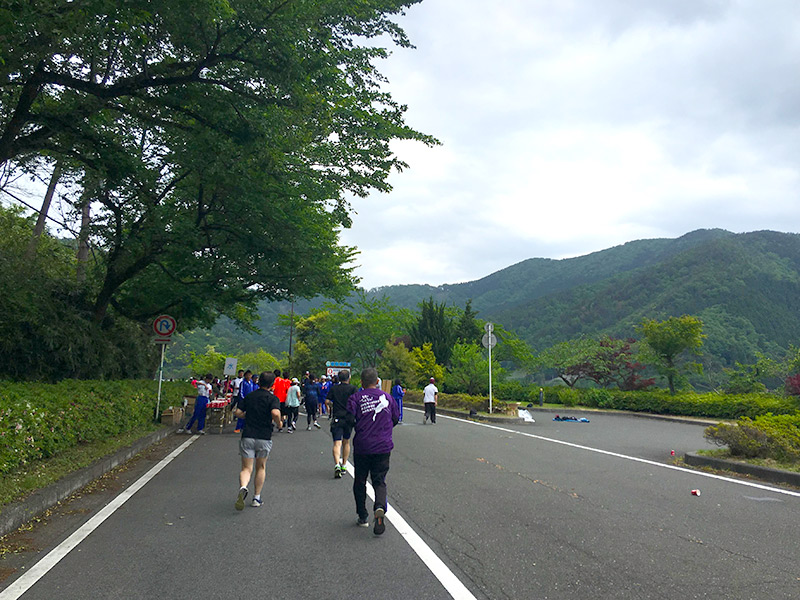 途中に給水ポイントも用意されていて、地元の中学生ボランティアさんたちが水やスポーツ飲料を配ってくれます。