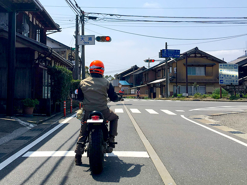 大浦の信号を右折してみつとし本舗のピーナッツ煎餅を買いに行く