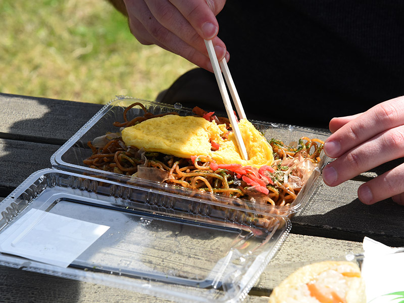 ごはんと焼きそばの組み合わせが関西人らしい