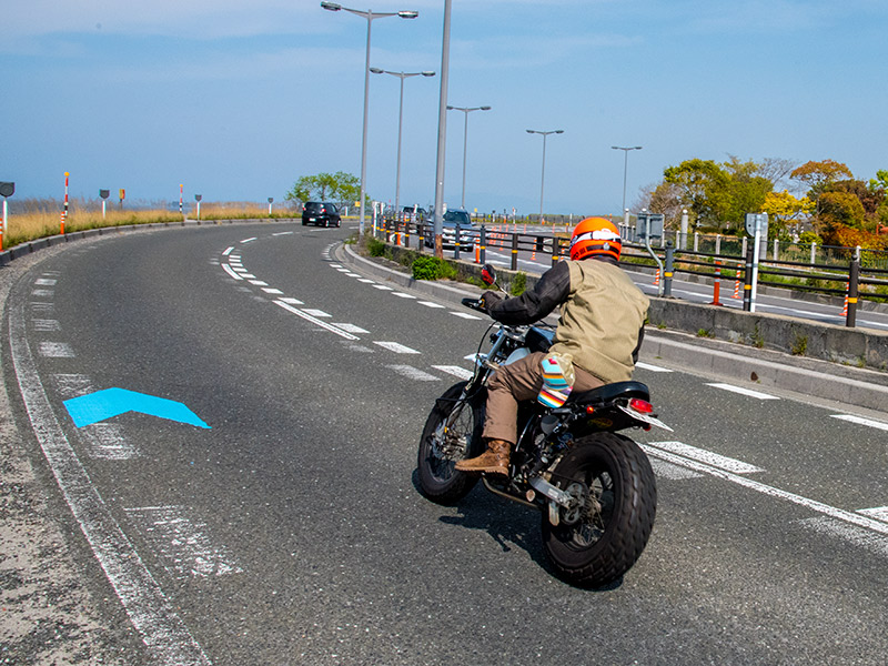 長浜の湖岸道路をバイクで走る