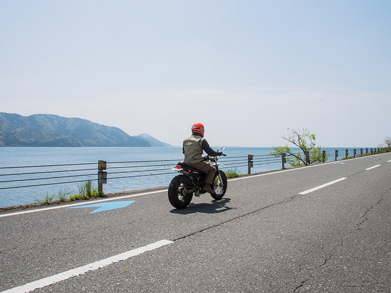 飯浦を左折すると琵琶湖すれすれの道になる