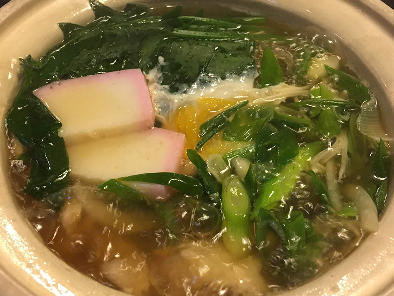 煮えたぎる鍋焼きうどん