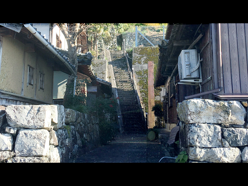 柔道着姿の骨つぎの先生が降りてくる階段