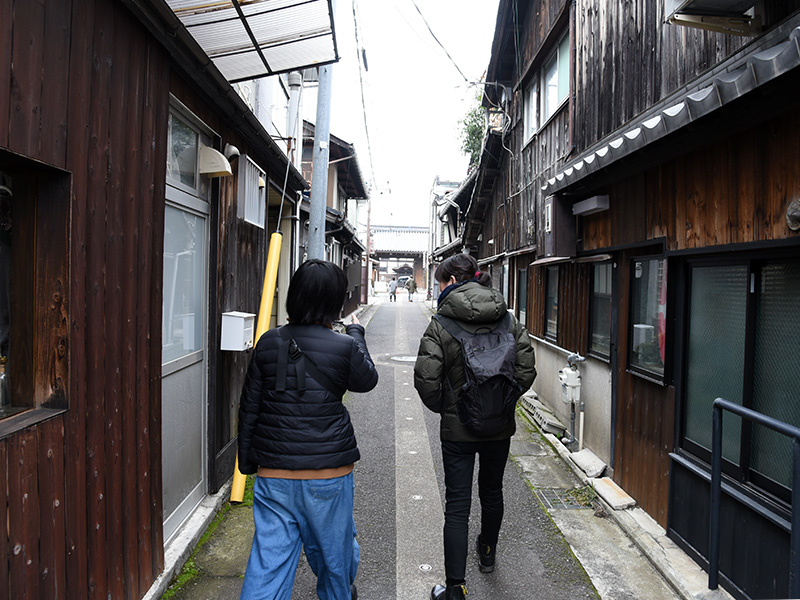 長浜の裏路地を歩く