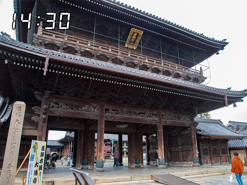 真宗大谷派の大通寺の山門前