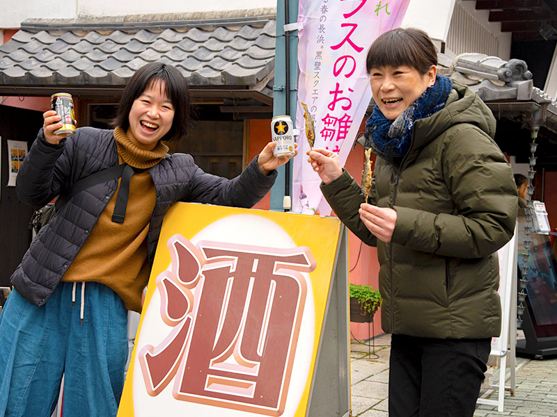 黒壁スクエアの橋川酒店で缶ビール買って魚三の鮎を食べる