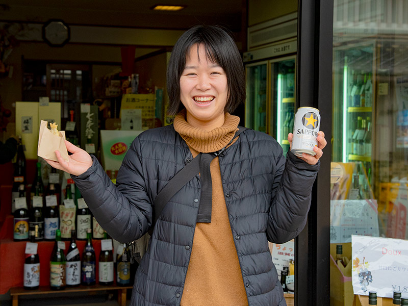 黒壁スクエアの橋川酒店で缶ビール買って魚三の鮎を食べる