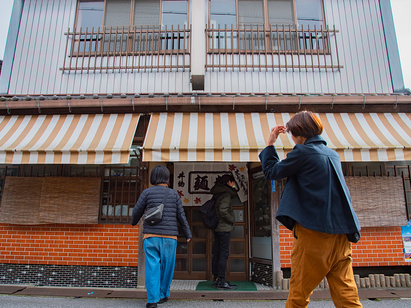 もみじや支店に入る長浜三銃士