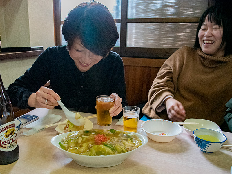 もみじや支店のあんかけ焼きそばと瓶ビールが最高においしい