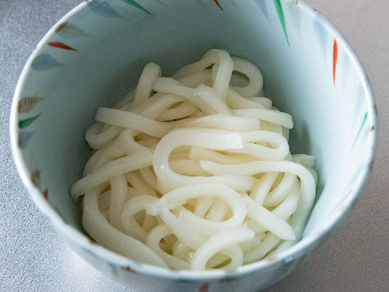 お湯を切り熱い麺を丼に入れておく。