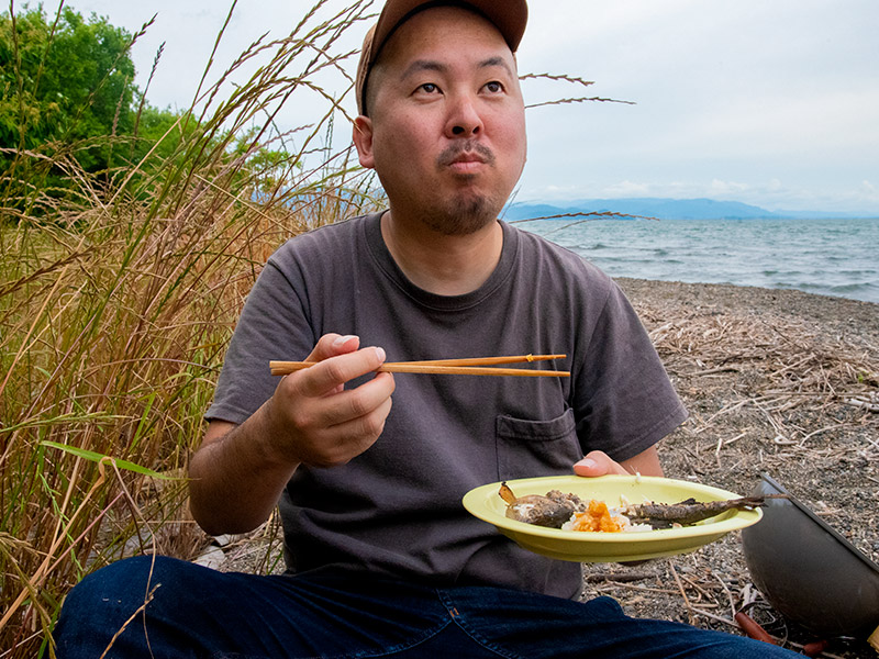 琵琶湖で魚を食べる