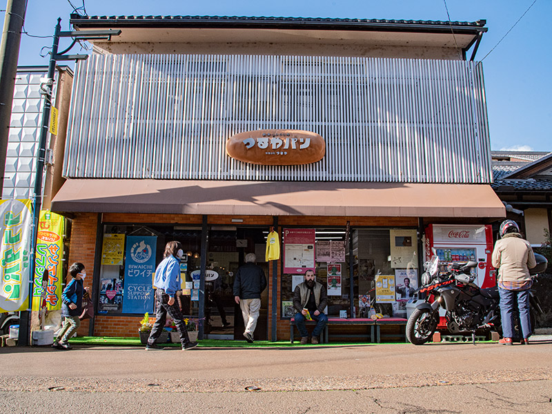 サラダパンで有名なつるやパンの本店は木之本にあります。