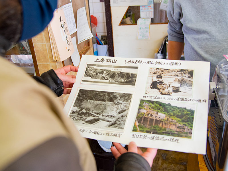 木之本のはとやで飾ってあった昔の土倉鉱山の写真