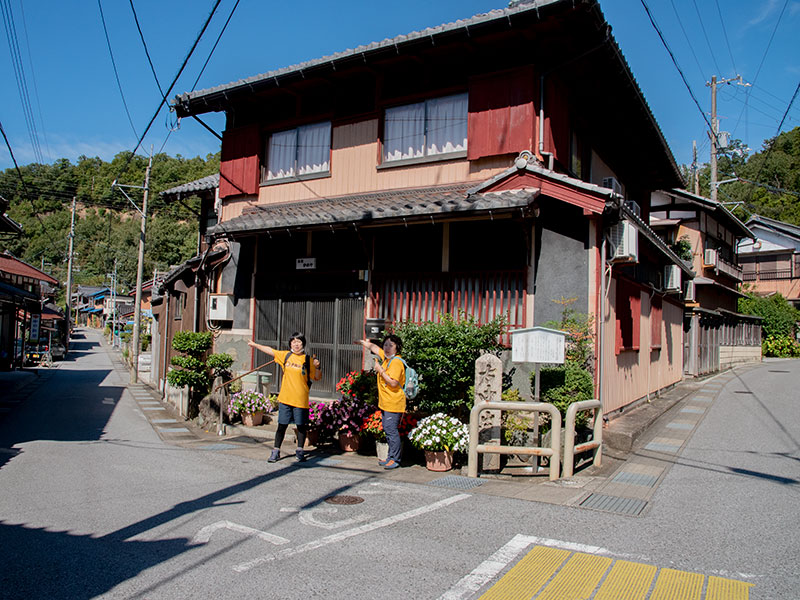 米原のかめや旅館 左が北国街道で右が中山道への連絡道の道標