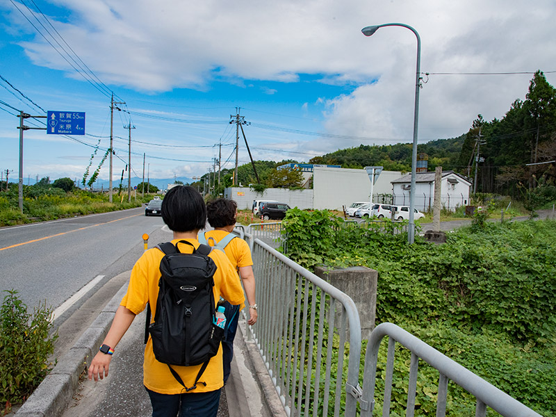 国道8号線沿いを歩く