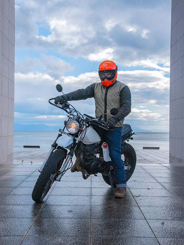 マキノサニービーチ 湖のテラスでお気に入りのバイクヤマハTWを撮影