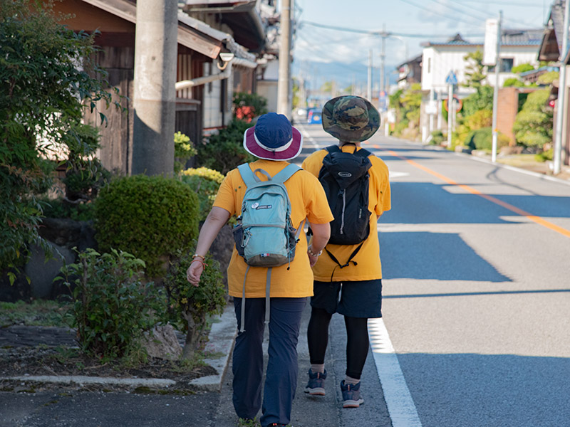 坂田駅を過ぎると、交通量の多い道になります。