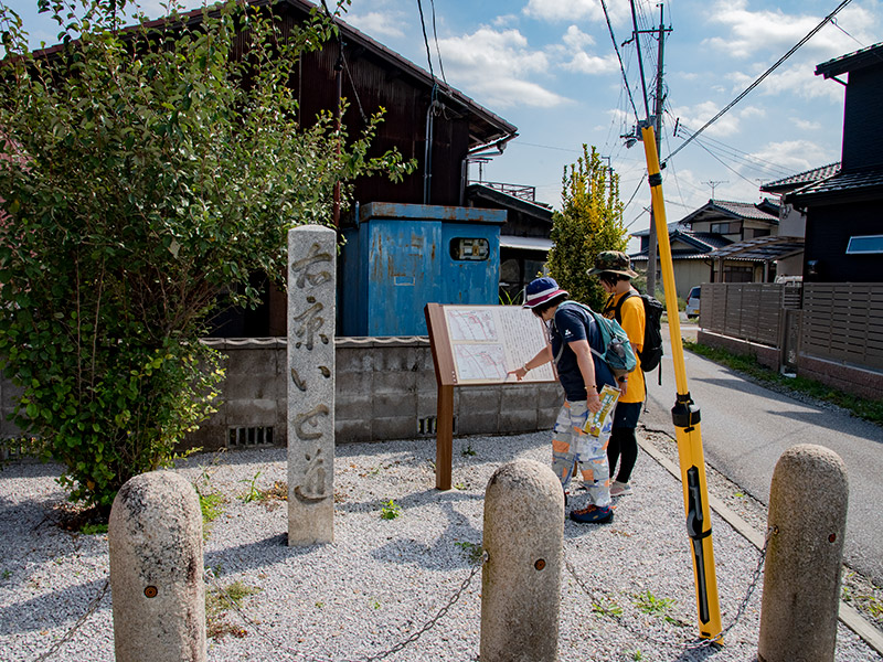 左に行くと北国街道、右に行くと京都・伊勢にいけます