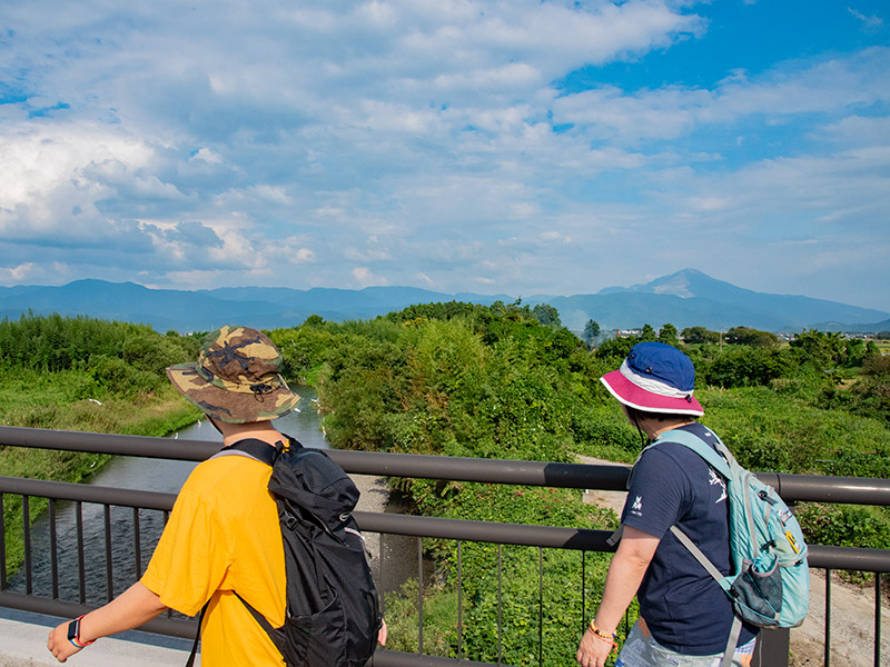 姉川の橋の上から見える伊吹山