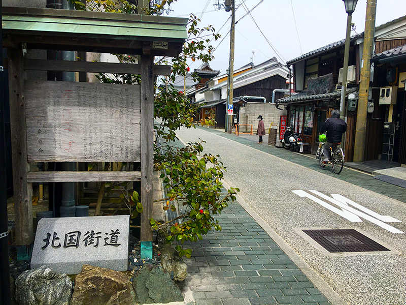 黒壁スクエアの入り口北国街道長浜宿の街並み