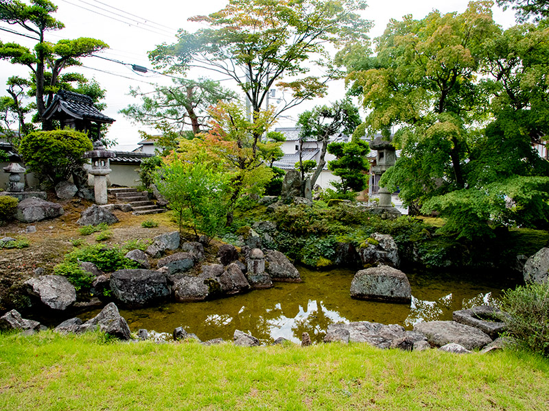 平安山良疇寺の立派なお庭