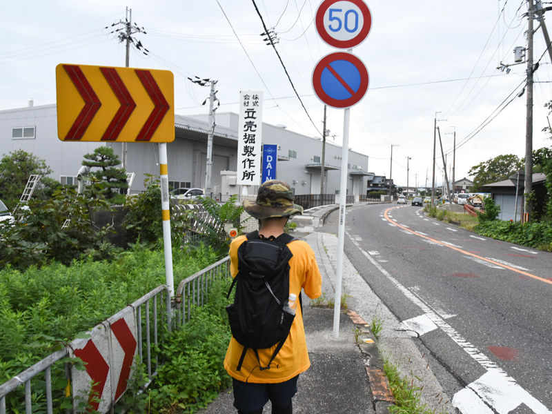 国道8号線沿いを歩く