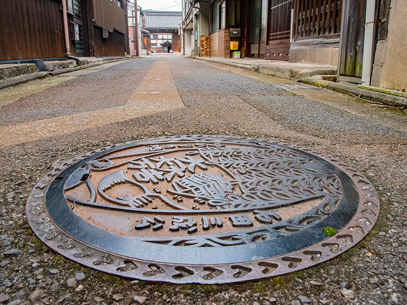 長浜市大通寺台所門前通りにある三成マンホール