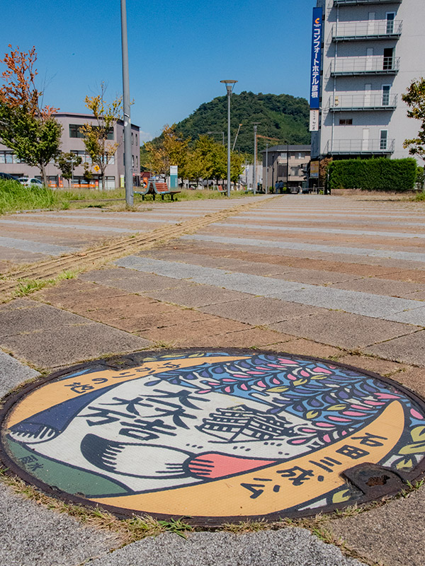 【彦根市】彦根駅東口にある三成マンホールはカラフル