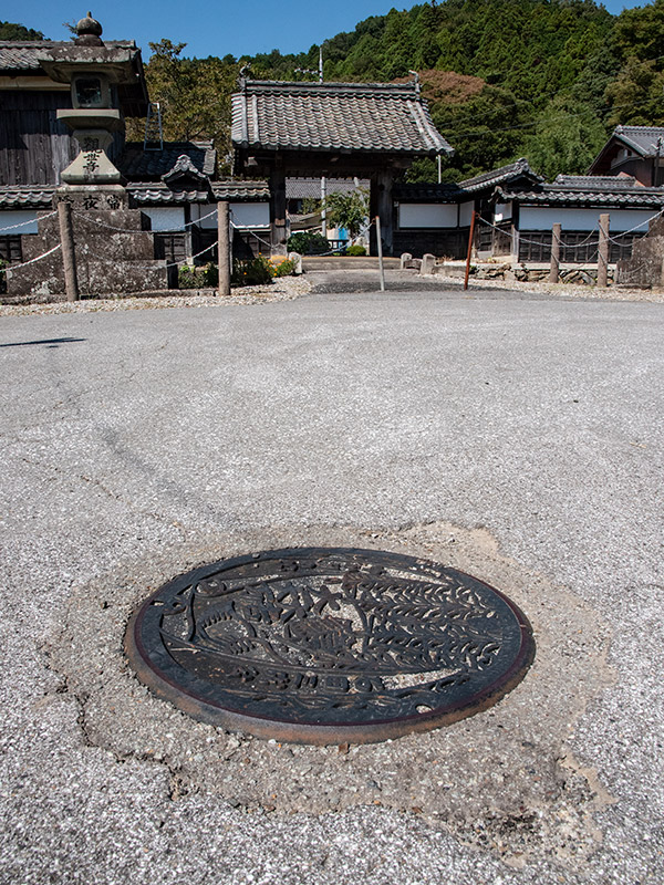 三献の茶で有名な秀吉と三成の出逢いの地である大原観音寺に三成マンホール