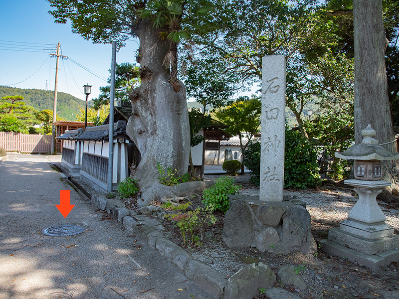 石田三成のふるさと長浜市石田町にある石田神社すぐそばの三成マンホール