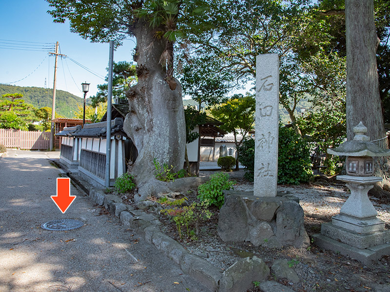 石田三成のふるさと長浜市石田町にある石田神社すぐそばの三成マンホール