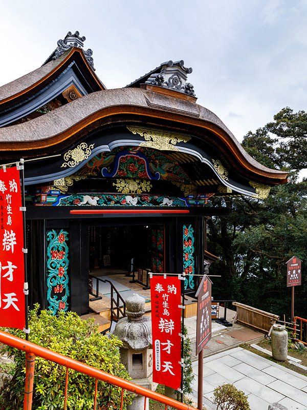 竹生島 宝厳寺 唐門（国宝）