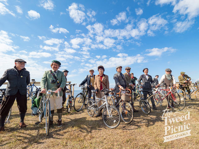 長浜の風景の中、大勢のツイード姿の参加者たちが、お気に入りの自転車に乗る姿には圧倒されます